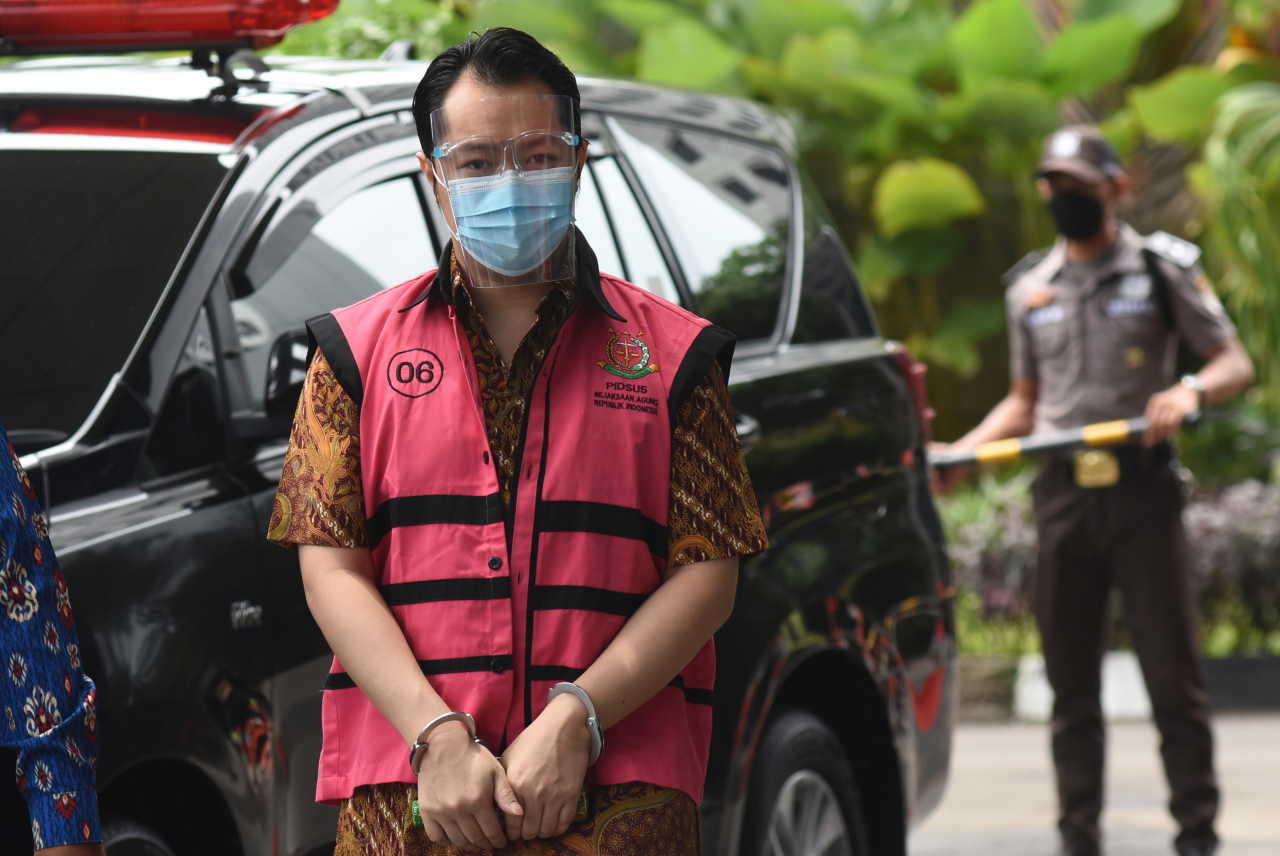 Tersangka kasus korupsi Asabri Jimmy Sutopo (kiri) tiba untuk menjalani pemeriksaan penyidik Kejaksaan Agung di Gedung Merah Putih KPK, Jakarta, Jumat (12/3). Foto: ANTARA FOTO