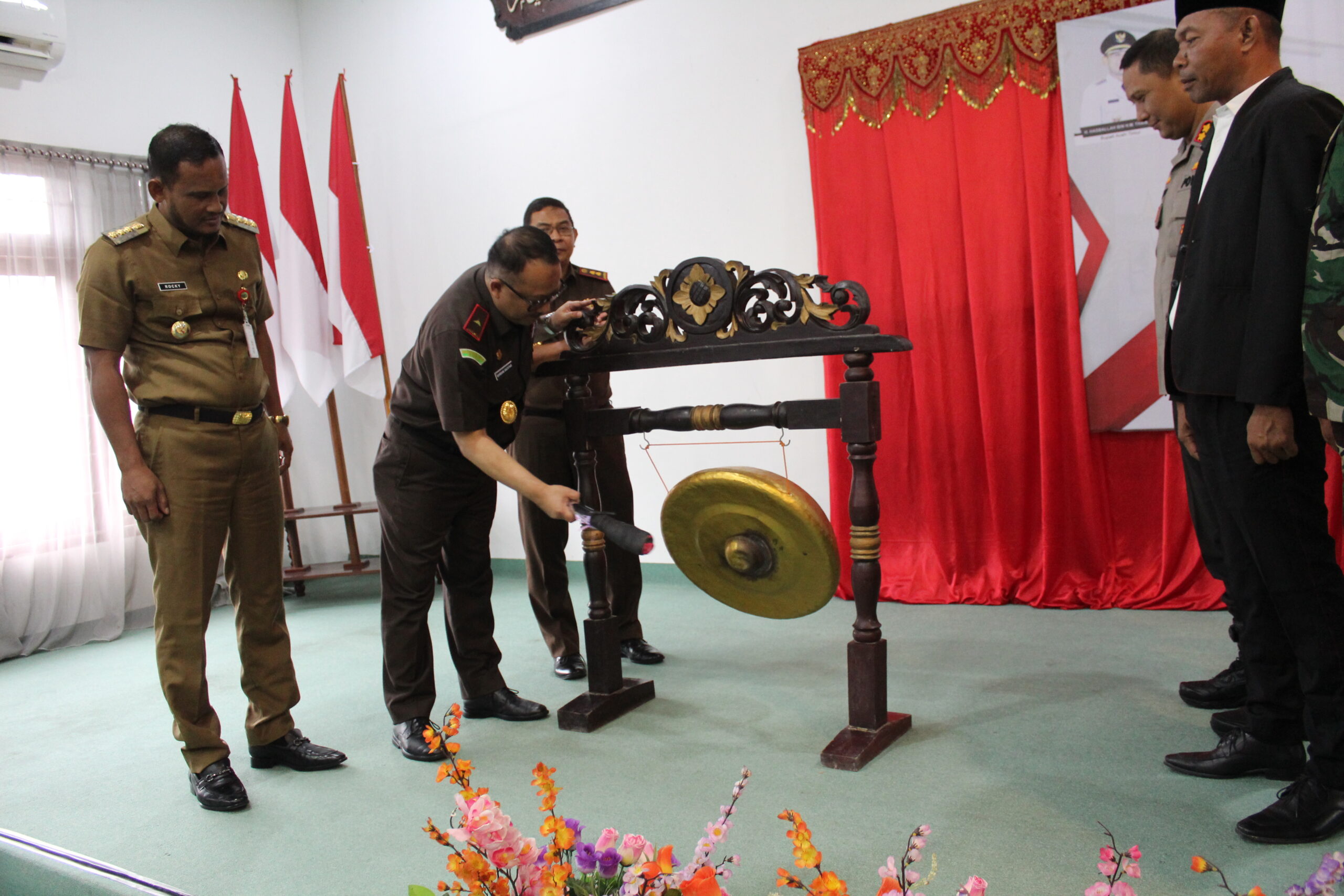 Kepala Kejaksaan Tinggi Aceh, Bambang Bachtiar, SH, MH didampingi Forkopimda Aceh Timur me-launching Gampong Restorative Justice di Kabupaten Aceh Timur, Selasa (21/6/2022).